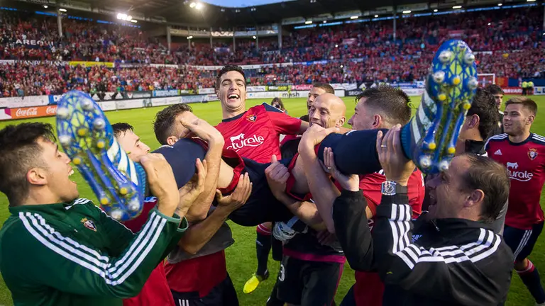 Celebración de Osasuna en agradecimiento a la afición.PABLO LASAOSA 09