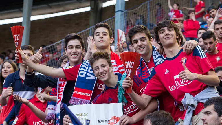 Imágenes de la grada de El Sadar en el partido de la final del play-off entre Osasuna y Girona (20). IÑIGO ALZUGARAY