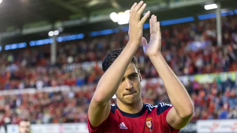 Mikel Merino se despide de la afición tras su último partido en El Sadar con la camiseta de Osasuna (1). IÑIGO ALZUGARAY
