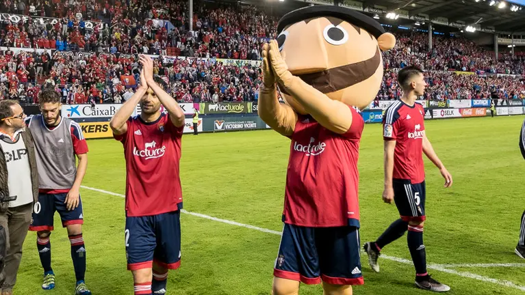 Partido de ida de la final del play-off de ascenso entre Osasuna y Girona disputado en El Sadar (12). IÑIGO ALZUGARAY