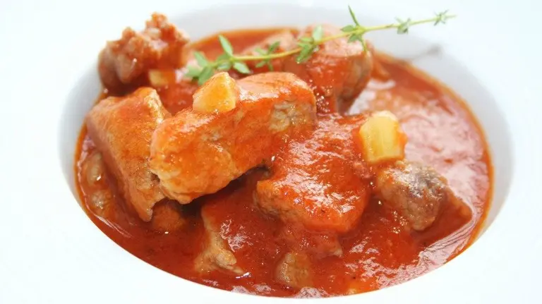 Plato de atún con tomate y magras, típico de San Fermín.