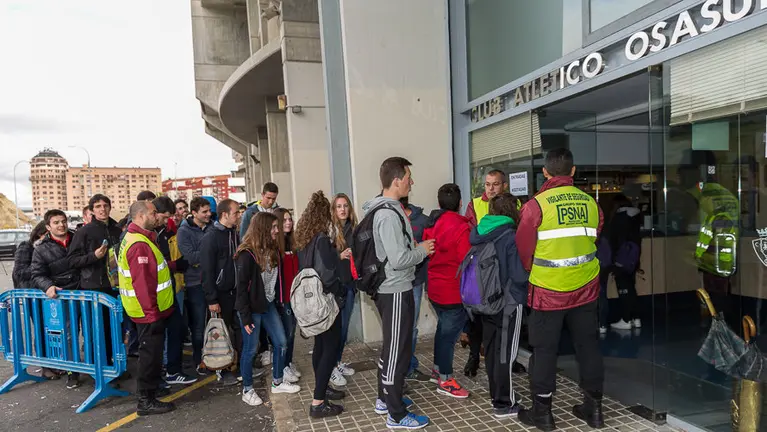 Venta de entradas para el partido de vuelta de la final del play-off en el que Osasuna se jugará el ascenso en Girona (1). IÑIGO ALZUGARAY