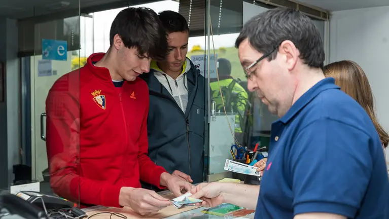 Venta de entradas para el partido de vuelta de la final del play-off en el que Osasuna se jugará el ascenso en Girona (7). IÑIGO ALZUGARAY