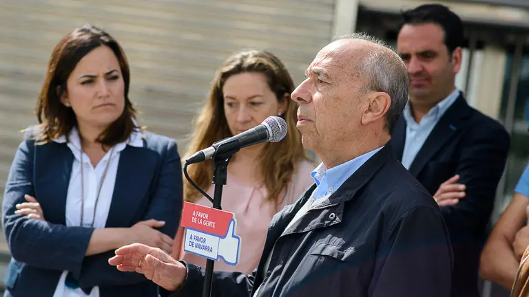 La coalición UPN-PP durante un anto de capaña en el Servicio Navarro de Empleo de Estella.PABLO LASAOSA 03