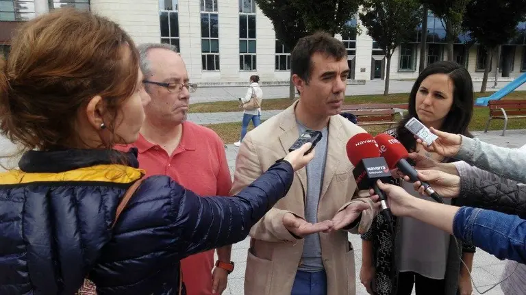 Eduardo Santos comparece ante los medios junto a  Ione Belarra y Aitor Pescador.