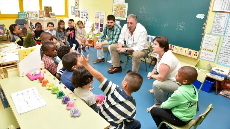 Asirón, alcalde de Pamplona, visita el CP San Jorge. 