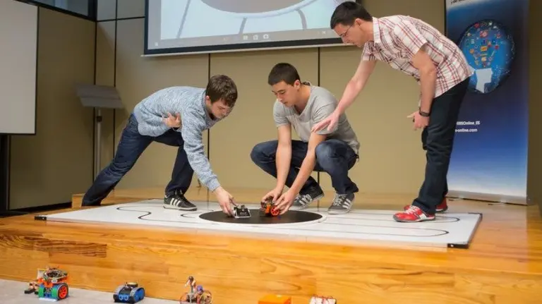Alumnos de la UPNA compiten con robots-sumo.