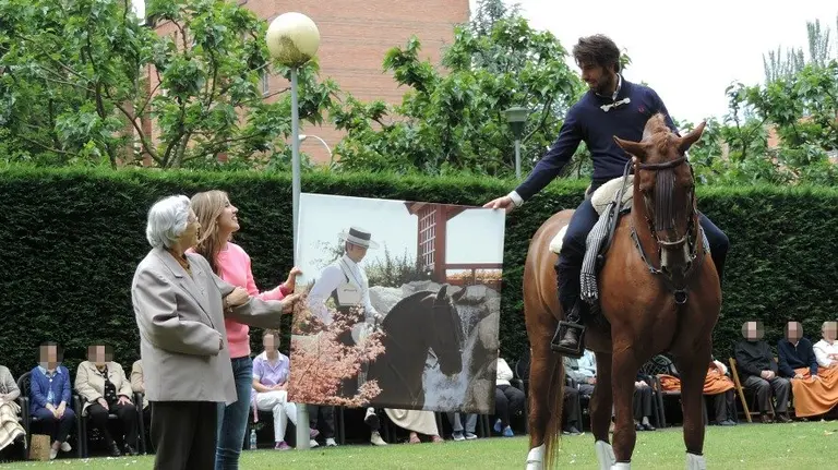 Roberto Armend&aacute;riz act&uacute;a para los residentes de una residencia de ancianos en Pamplona.