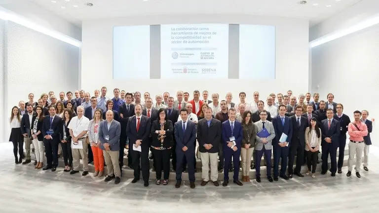 Los ponentes y los representantes de las empresas invitadas, a la finalización del encuentro en Volskwagen Navarra.