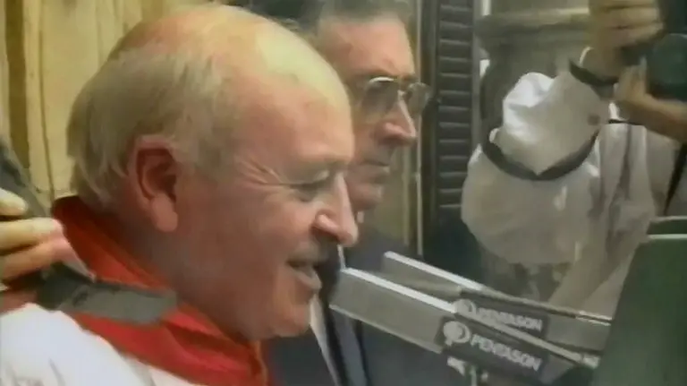 Javier Igal Alfaro, concejal de UPN, en el momento de lanzar el Chupinazo de 1996.