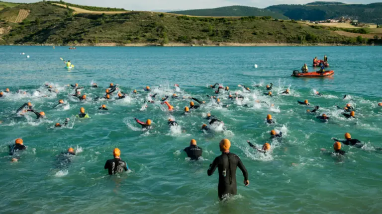 Salida de la prueba de natación. Foto web triatlon Aritzaleku.