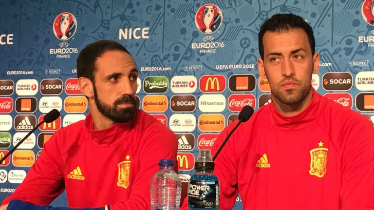 Juanfran y Busquets en rueda de prensa. Twitter.