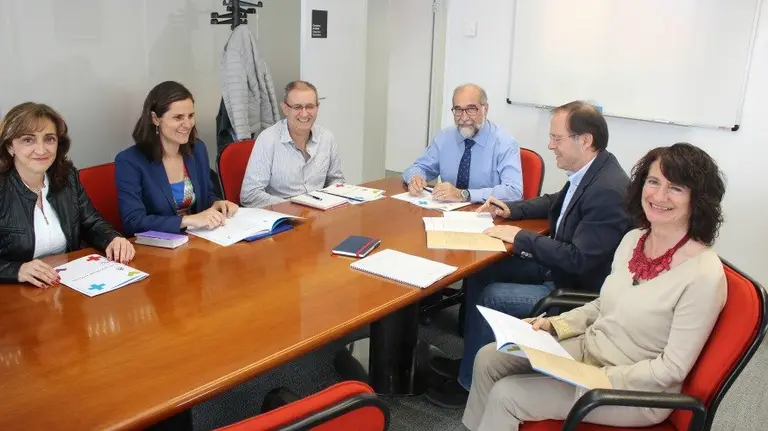 De izquierda a derecha, Pilar Ayerra, Raquel Sáenz, Carlos Sesma, Fernando Domínguez, Luis Gabilondo y Mª José Perez Jarauta. COLEGIO DE ENFERMERÍA