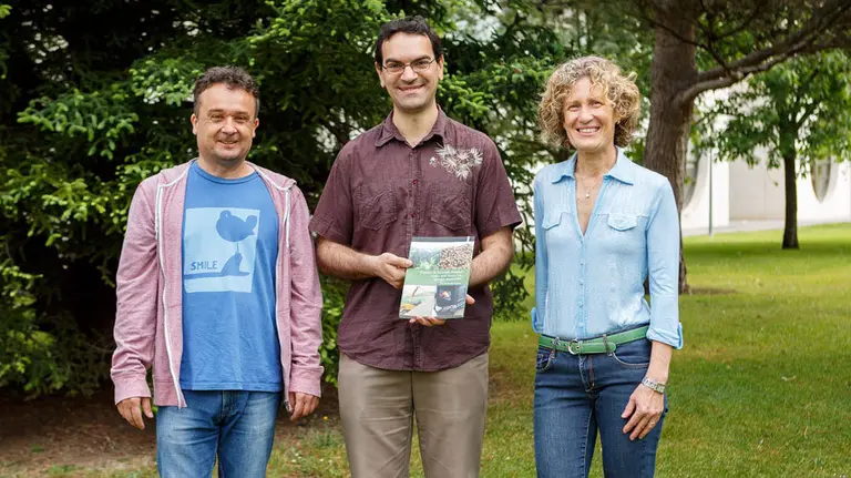 Tres de los autores del libro, profesores de la UPNA, De izq a dcha, Bosco Imbert Rodríguez, Juan A Blanco Vaca, con el libro, y Rosa María Canals Tresserras