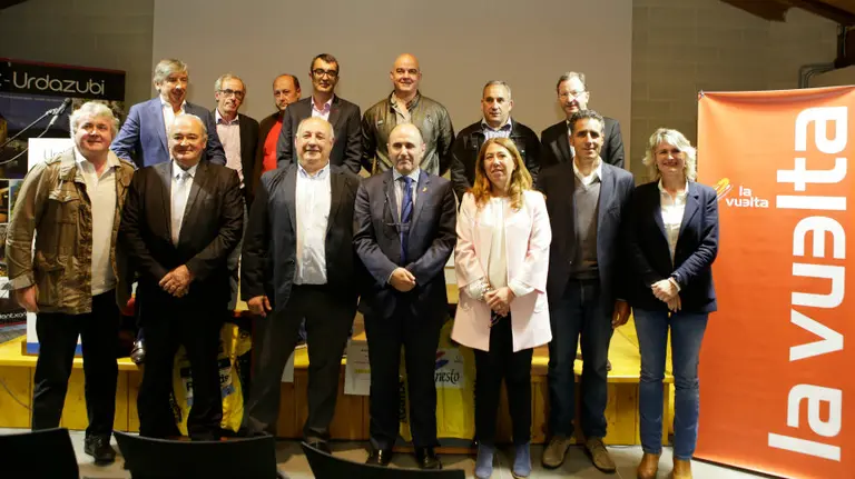 Organizadores y patrocinadores posando juntos. Cedida.