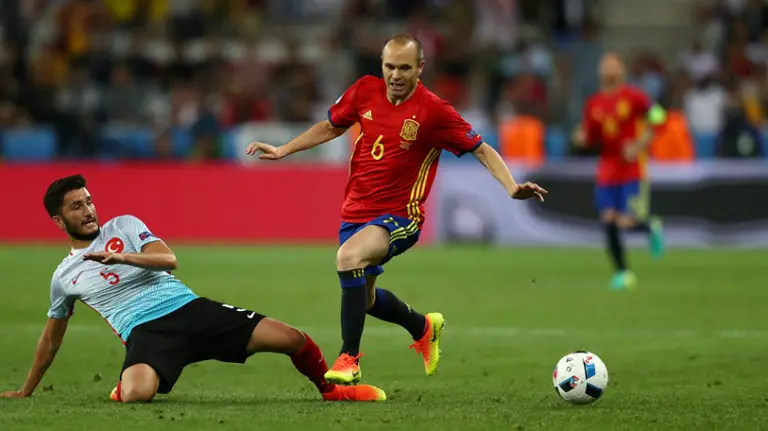 Iniesta ante Turquía en Niza. Foto Uefa