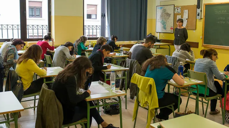 Los opositores a profesorado de secundaria realizando el examen en el Instituto Plaza de la Cruz. PABLO LASAOSA