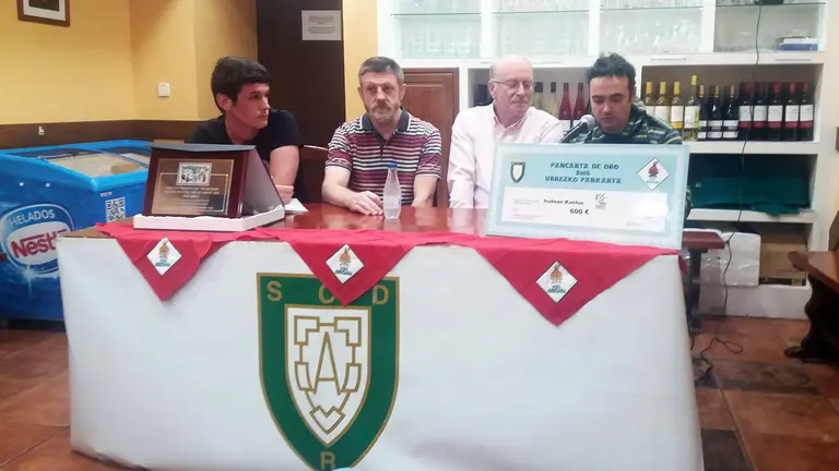 Acto de entrega de la 'Pancarta de Oro' de la peña Anaitasuna a la Asociación 'Iruñean Kantuz' (4)
