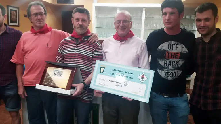 Acto de entrega de la 'Pancarta de Oro' de la peña Anaitasuna a la Asociación 'Iruñean Kantuz' (14)