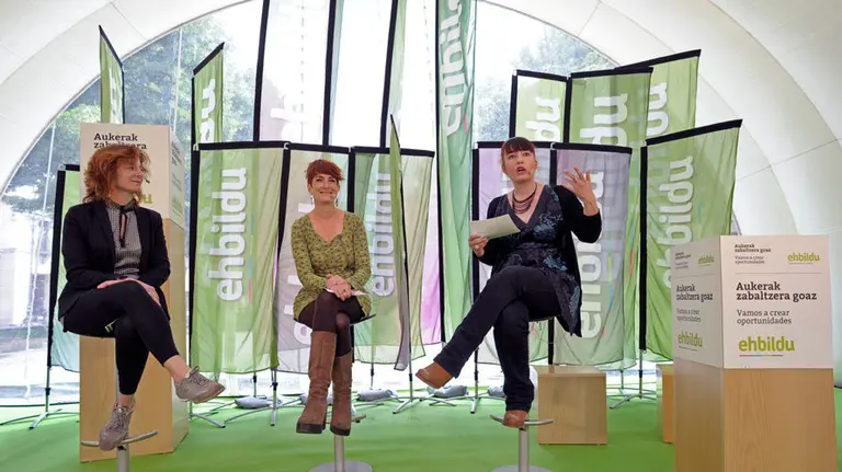 La candidata de EH Bildu al Congreso, Bakartxo Ruiz, Irati Jimenez, segunda en la lista, y Eva Aranguren en un acto de campaña en el Paseo Sarasate EFE Villar López