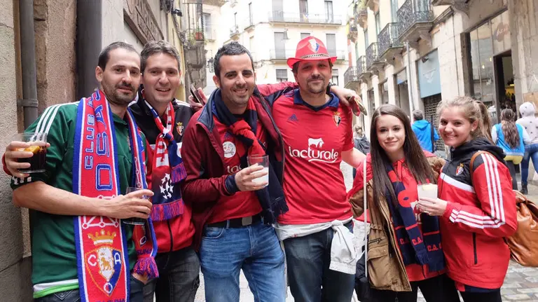 Hinchas de Osasuna en Girona para asistir a la final por el ascenso a Primera División I. ALZUGARAY (4)