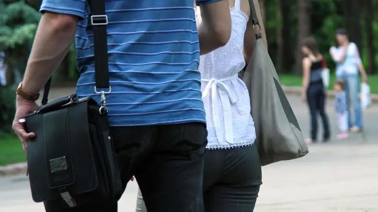 Una pareja pasea por un parque. ARCHIVO