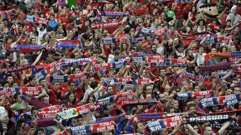 GRA302. PAMPLONA, 18/06/2016.- Miles de aficionados de Osasuna siguen en el pabellón Anaitasuna de Pamplona la final del &#39;playoff&#39; de ascenso a Primera División que enfrenta a su equipo con el Girona ante una pantalla gigante instalada en la cancha para la ocasión. EFE/Villar López