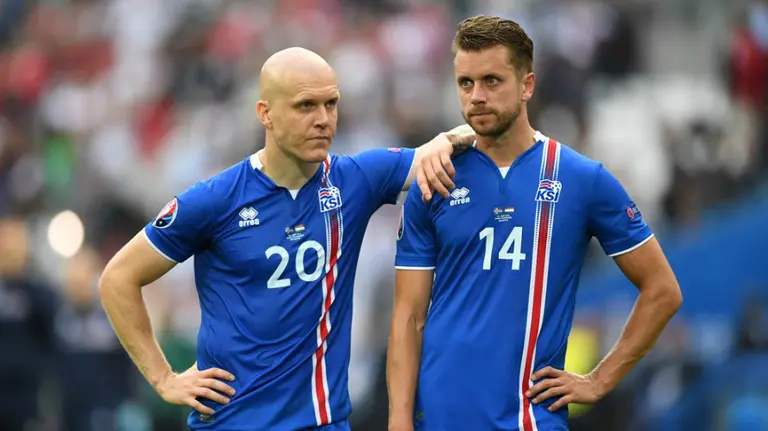 Los jugadores de Islandia, desolados. Foto Uefa.com