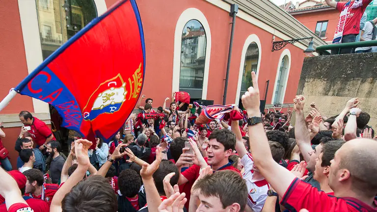 La afición de Osasuna celebra el ascenso a Primera División. PABLO LASAOSA 14