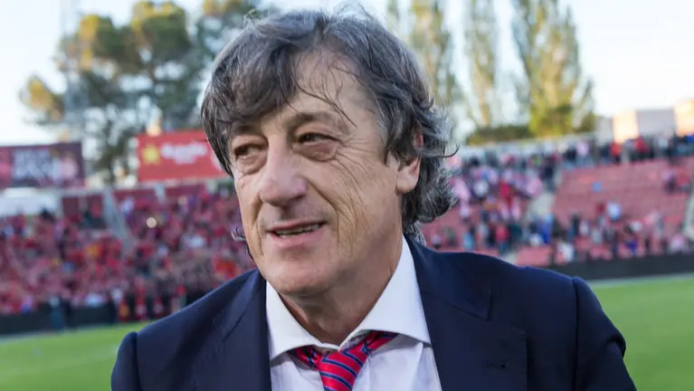 Enrique Martín Monreal en el estadio Montilivi donde consiguió el asceso de Osasuna a Primera división. IÑIGO ALZUGARAY