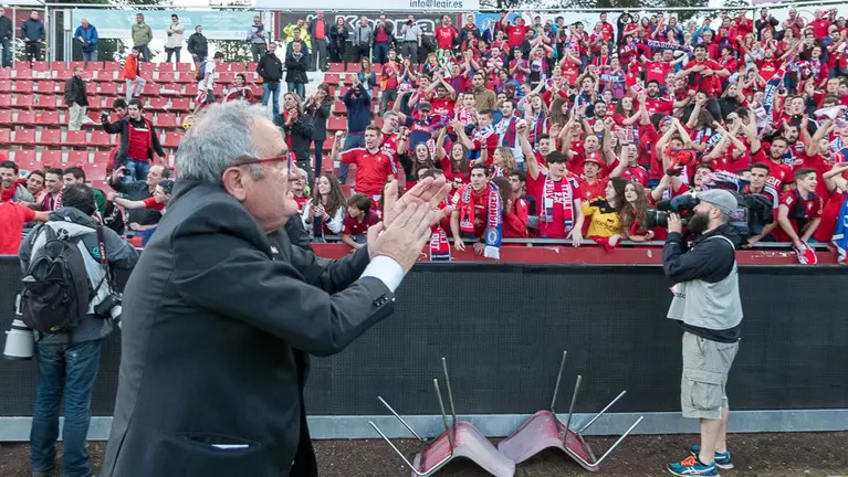 Osasuna celebra el ascenso en el terrero de juego del estadio Montilivi. IÑIGO ALZUGARAY (5)