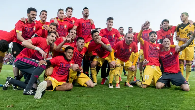 Osasuna celebra el ascenso en el terrero de juego del estadio Montilivi. IÑIGO ALZUGARAY (2)