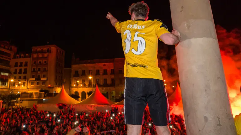 Los jugadores de Osasuna celebran el ascenso en la Plaza del Castillo de madrugada a su llegada de Girona. DANIEL FDEZ (10)