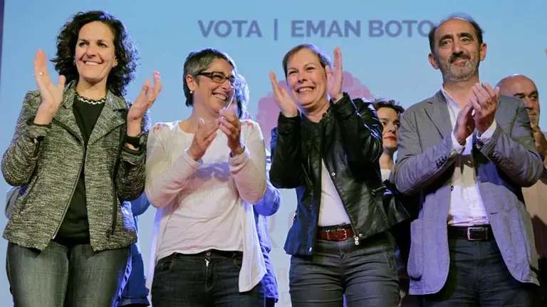 Anika Luján, Uxue Barkos y Daniel Innerarity en el acto central de campaña de Geroa Bai celebrado en la Sala Zentral de Pamplona. EFE / Villar López