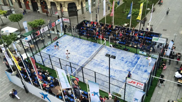Partidos de Pádel junto al Monumento al encierro en Pamplona.