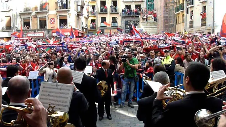 Cientos de personas cantan el Riau-riau en la plaza del Ayuntamiento