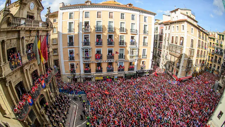 La Plaza Consistorial durante la celebración del ascenso de Osasuna a Primera División. PABLO LASAOSA