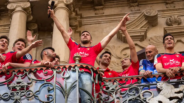 Los jugadores de Osasuna saludan desde el Ayuntamiento a la multitud reunida en la plaza (8). IÑIGO ALZUGARAY