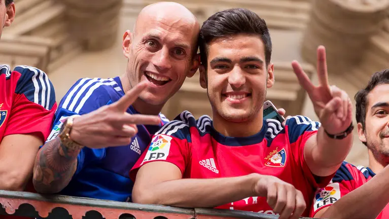 Los jugadores de Osasuna saludan desde el Ayuntamiento a la multitud reunida en la plaza (9). IÑIGO ALZUGARAY