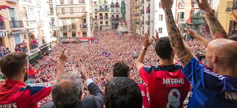 Portada.Los jugadores de Osasuna saludan desde el Ayuntamiento a la multitud reunida en la plaza (1). IÑIGO ALZUGARAY