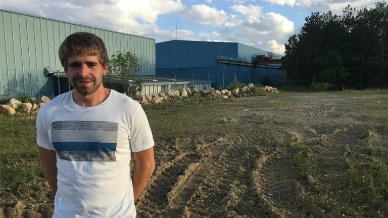 El vecino de Añézcar, Andrés Lázcoz, frente al terreno que ha adquirido para poner en pie su planta de residuos en el polígono de Muskilda. 