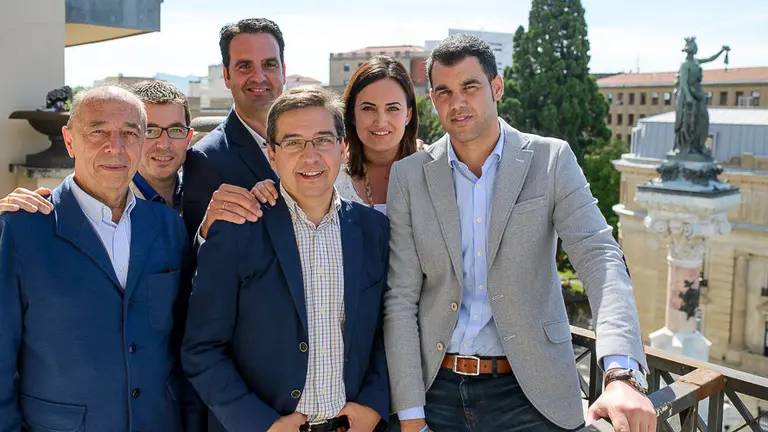 La coalición UPN-PP en acto de campaña en el Monumento a los Fueros. PABLO LASAOSA 05