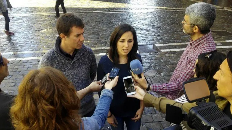 Los candidatos de Unidos Podemos, Eduardo Santos y Ione Belarra.