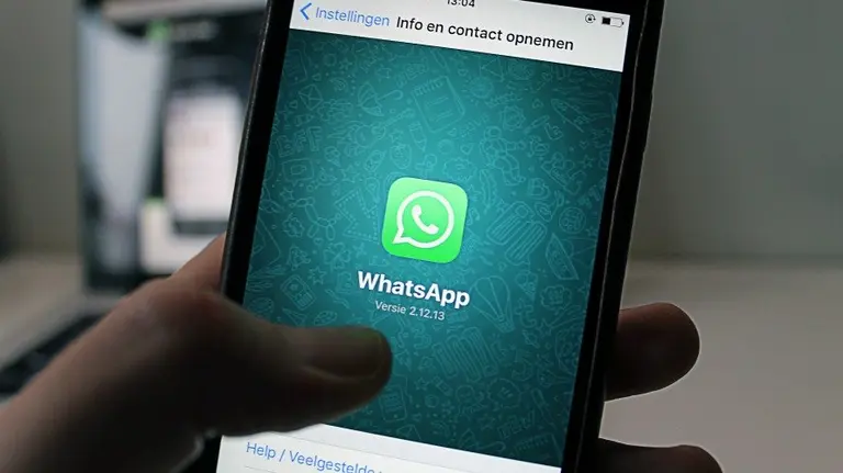 El detenido se servía de aplicaciones como WhatsApp e Instagram para solicitar al niño que le mandase documentos de contenido sexual.