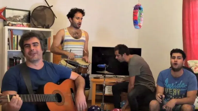 La compañía de teatro Abubukaka interpretando su versión Me quieren gobernar.