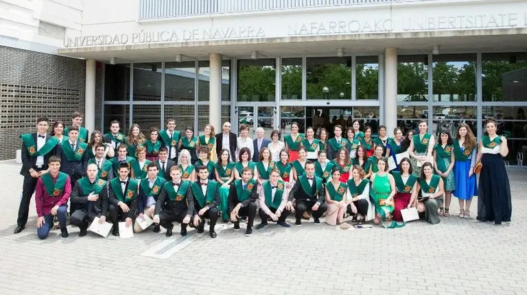 Estudiantes de la III Promoción del Grado en Fisioterapia posan con las autoridades tras concluir su acto de graduación.