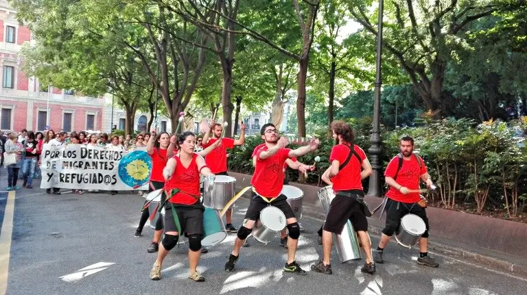 Manifestación por los derechos de los migrantes y refugiados, a su paso por el Paseo Sarasate de Pamplona.