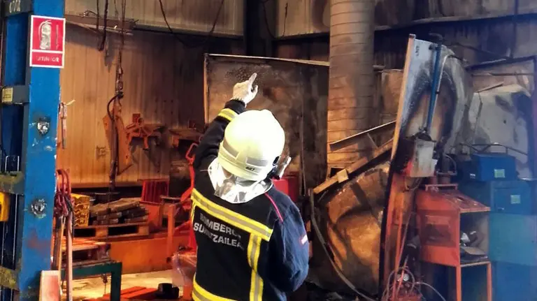 Uno de los bomberos en la nave afectada por el fuego