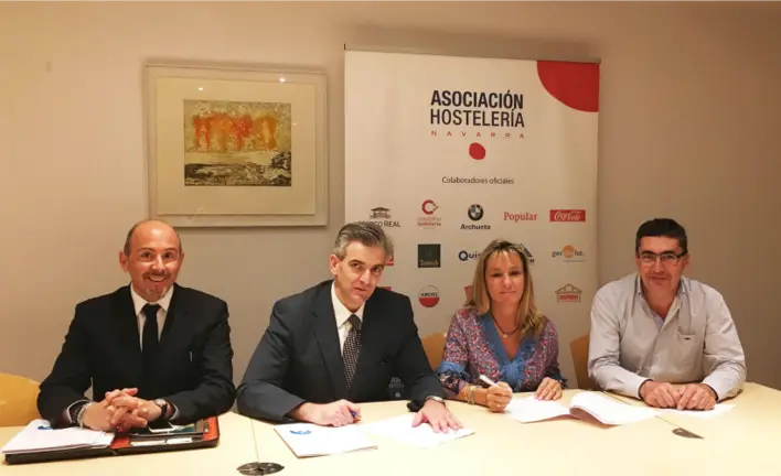 Pedro Marco (Presidente del Clúster de Turismo de Montaña) y Ángel Bandrés (Director Gerente del Clúster de Turismo de Montaña), Ana Beriáin, presidenta de la Asociación de Hostelería de Navarra y Ángel Mari Loperena de Excursiones Auñak de Navarra.