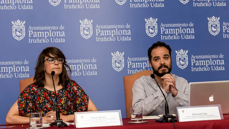 Maider Beloki, concejala de Cultura, presenta el programa de San Fermín 2016 acompañada de Edmundo Irujo, director artístico de la empresa que lo ha diseñado. IÑIGO ALZUGARA (3)